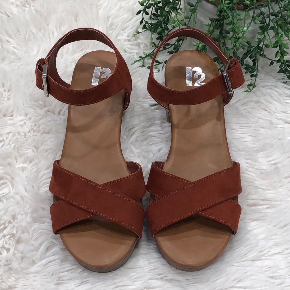 R2 sandals